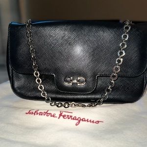 SALVATORE FERRAGAMO
HANDBAGS lucina shoulder bags
SIZE: 20 to 24 cm